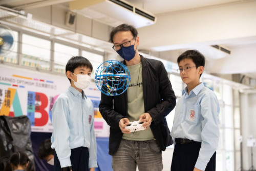 <b>【黃巴士專訪・熱爆校園】BEL導師Wil Ho親自揭秘：</b></br><font size="3">無人機足球點樣成為最受歡迎STEM活動？</font>